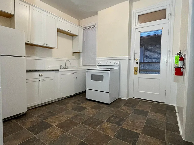 637 W 4th St #2 — Photo 8