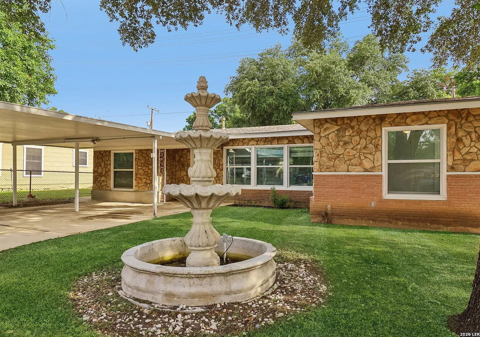 3 bed, 1.0 bath, 1500 sqft, $2,500 — Photo 3