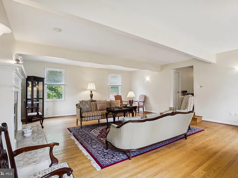 9708 Locust Hill Dr — Photo 11