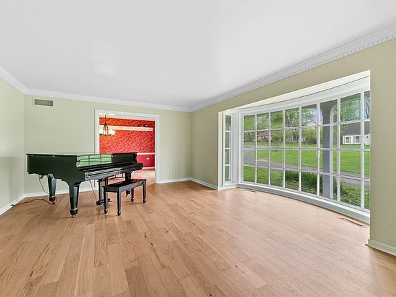5th image of 124 Hermitage Cir