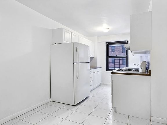 5th image of 415 Grand St APT E1605