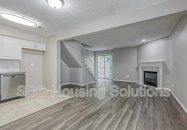 106 NE Dogwood St #D — Photo 2