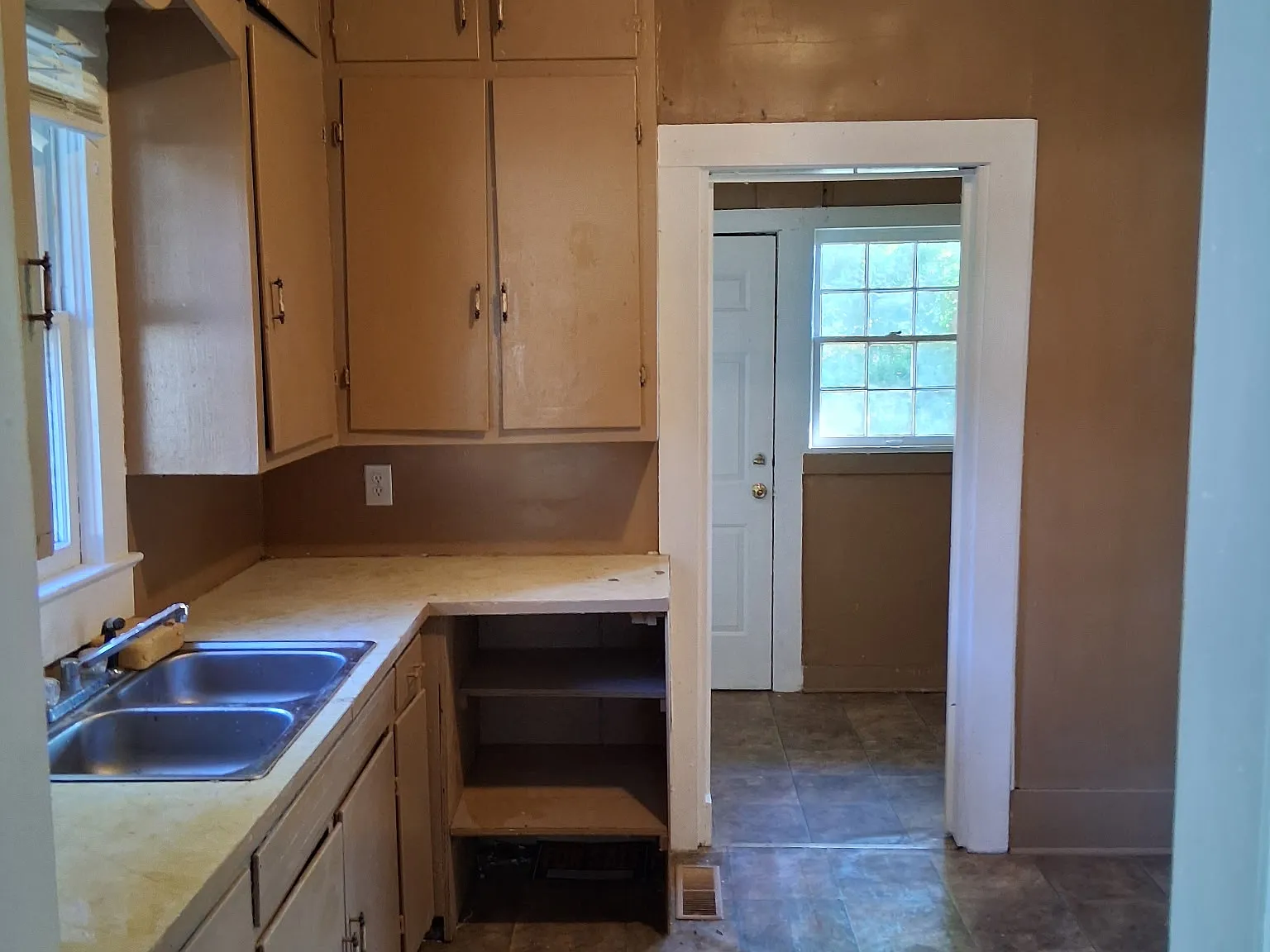 3 bed, 936 sqft, $895 — Photo 3