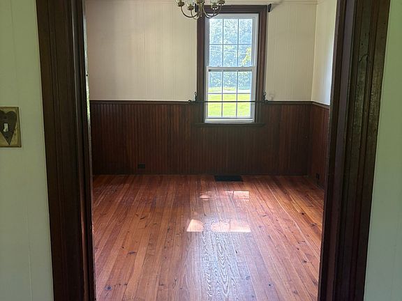 4th image of 403 Old Ferry Rd