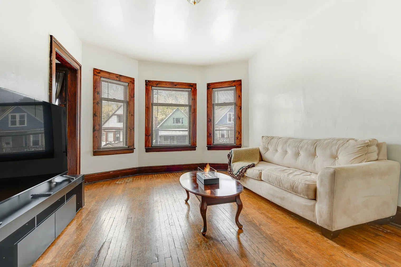1 bed, 1.0 bath, 592 sqft, $5,547 — Photo 1