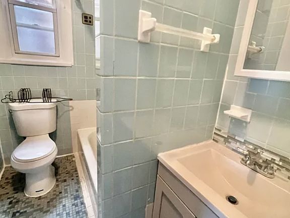 5th image of 1368 Clay Ave #2