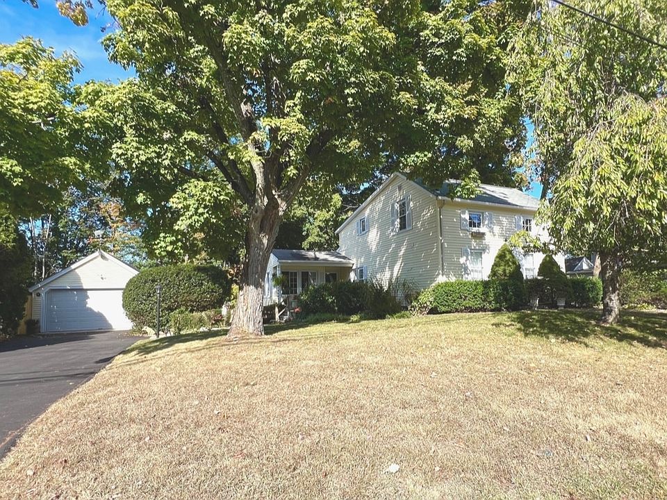 Front of Home, 2 Car Garage