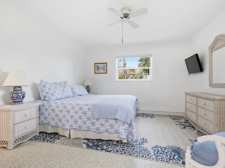 725 Dahlia Ln — Photo 15