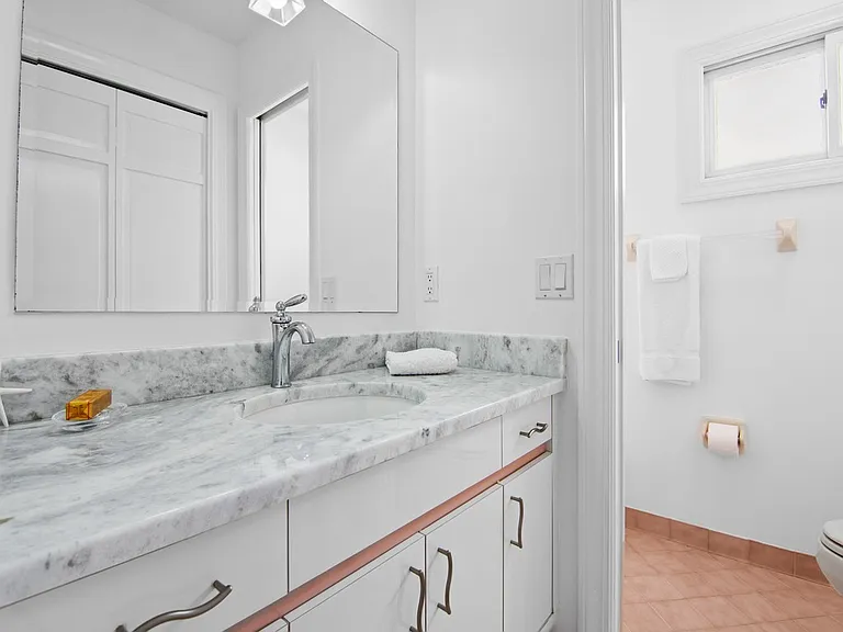 560 N Monterey Dr — Photo 25