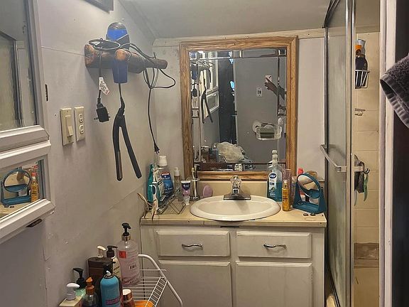4th image of 128 Bird St