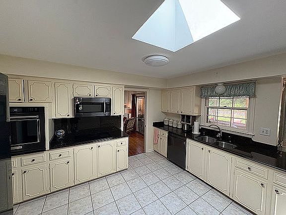 5th image of 212 Ellwood Dr