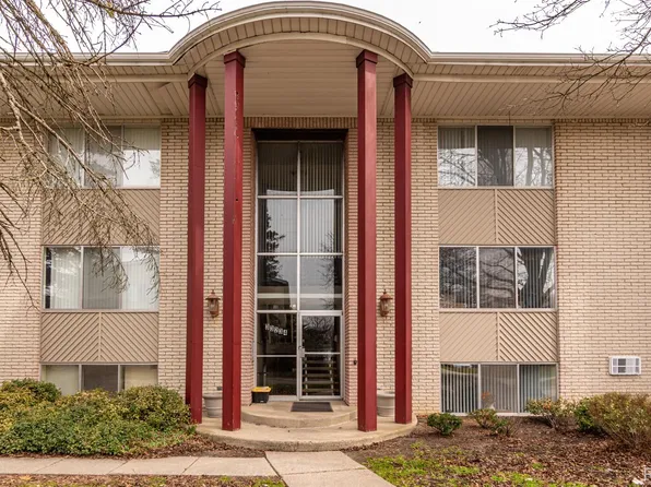 33234 Kingslane Ct APT 12, Farmington, MI 48336