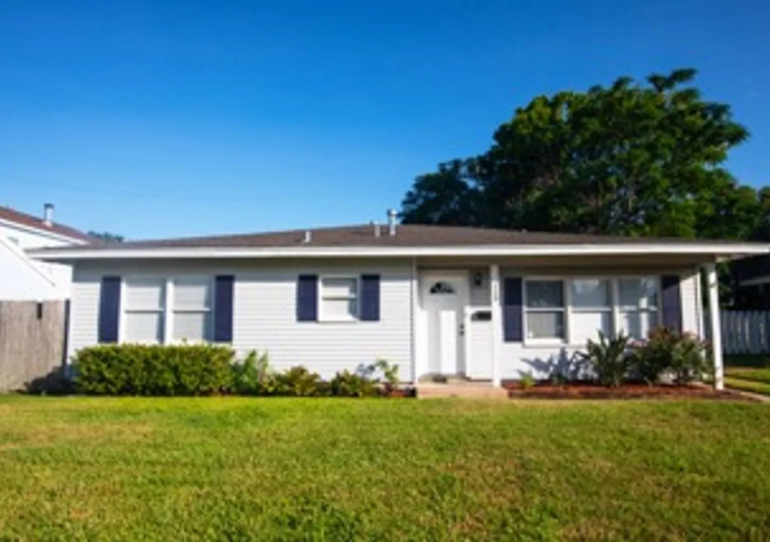Galveston 3BR Home Near UTMB | Spacious Backyard + October 1st Move-In — Photo 1