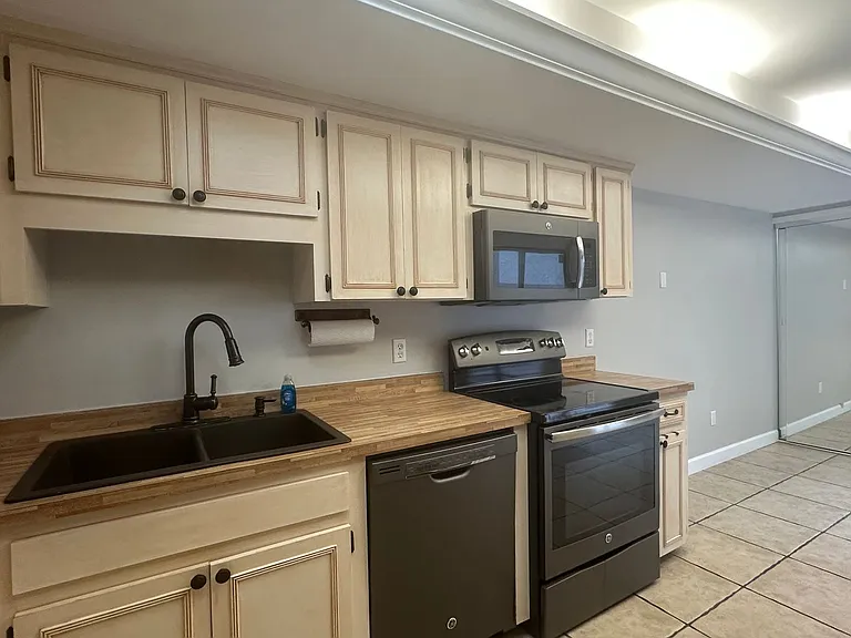 1532 N Carolwood Blvd — Photo 6