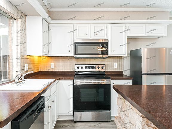 5th image of 606 E Springdale Ln