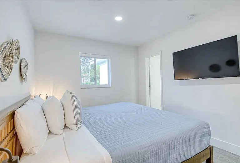 108 NE 9th Ave — Photo 12