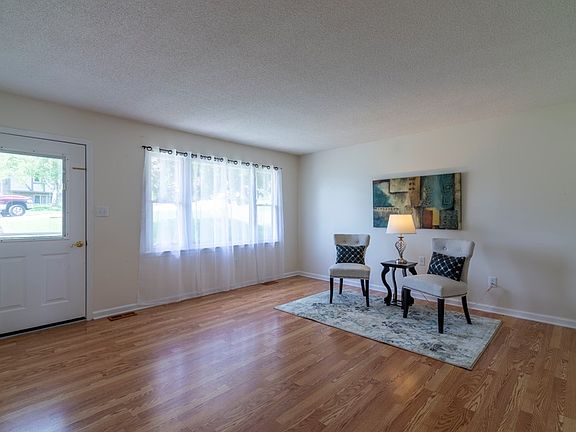 4th image of 446 Brookhill Dr