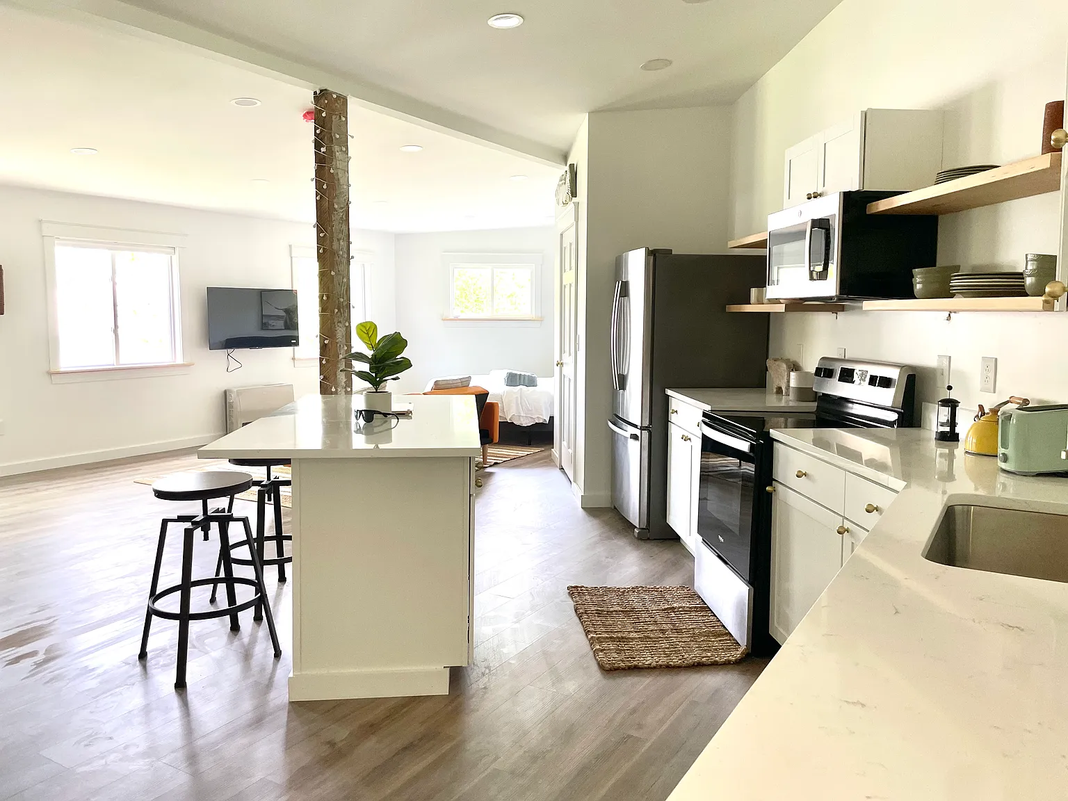 Studio, 700 sqft, $2,150 — Photo 3