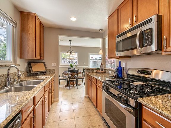 4th image of 2242 Cabrillo Ave