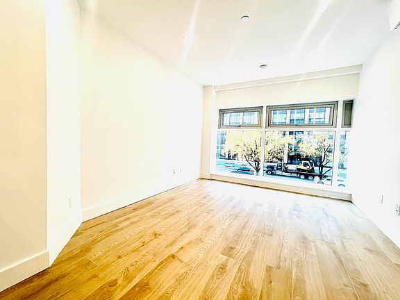 3rd image of 136 Delancey St #2