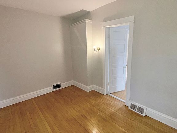4th image of 521 Beloit Ave APT 2