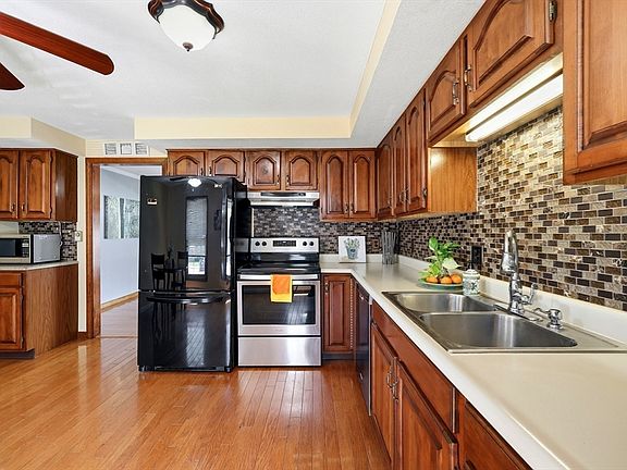 2nd image of 283 Fuller Rd APT I