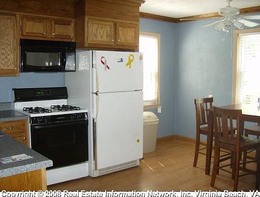 Spacious Eat-In