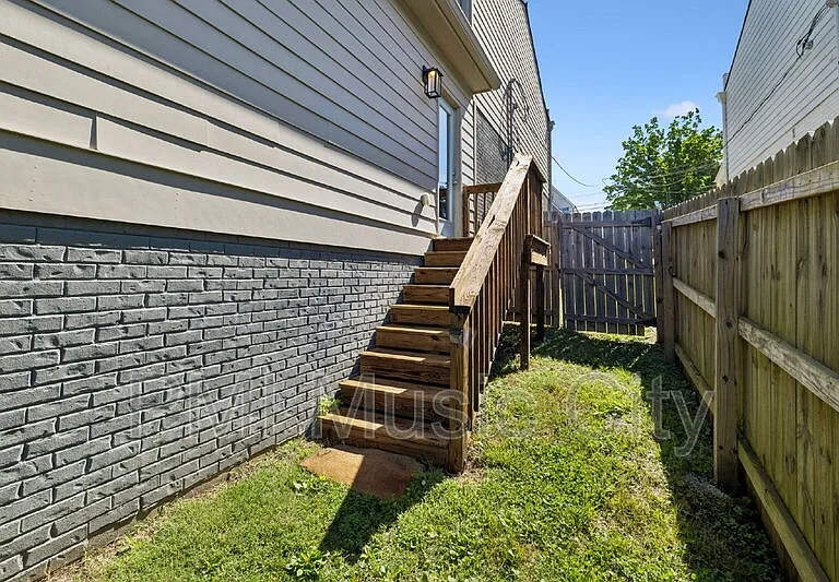 2126B Burns St — Photo 25