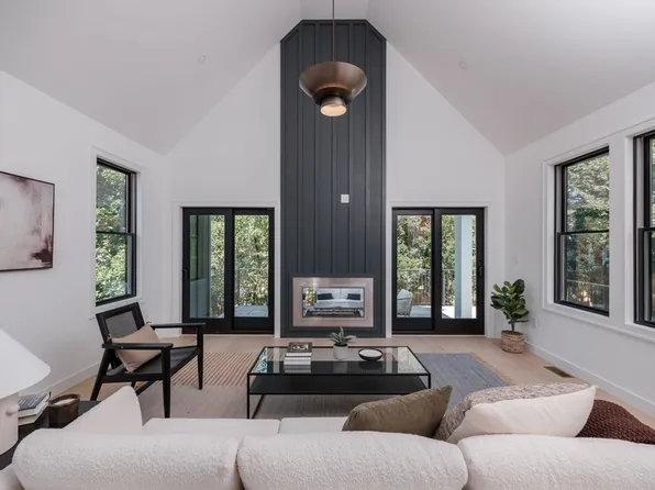 8 Elizabeth Ln, Hingham, MA 02043