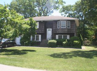 16 Pond Rd, Holbrook, NY 11741