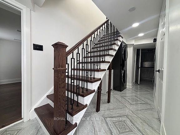 3rd image of 134 Queen St N