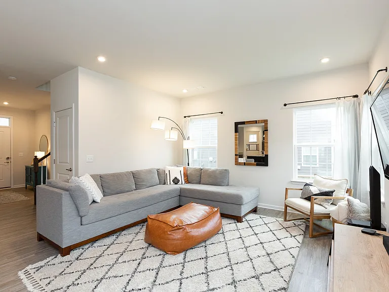 2106 Morton Dr — Photo 3