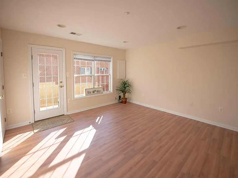 1431 N Scott St — Photo 3