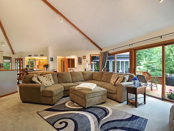 4th image of 32 Birchwood Ln