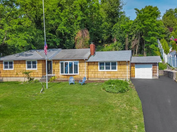 18 Argyle Dr, Northport, NY 11768