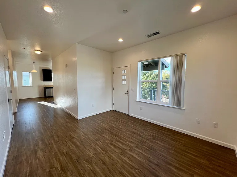 Esposti Park Apartments — Photo 14