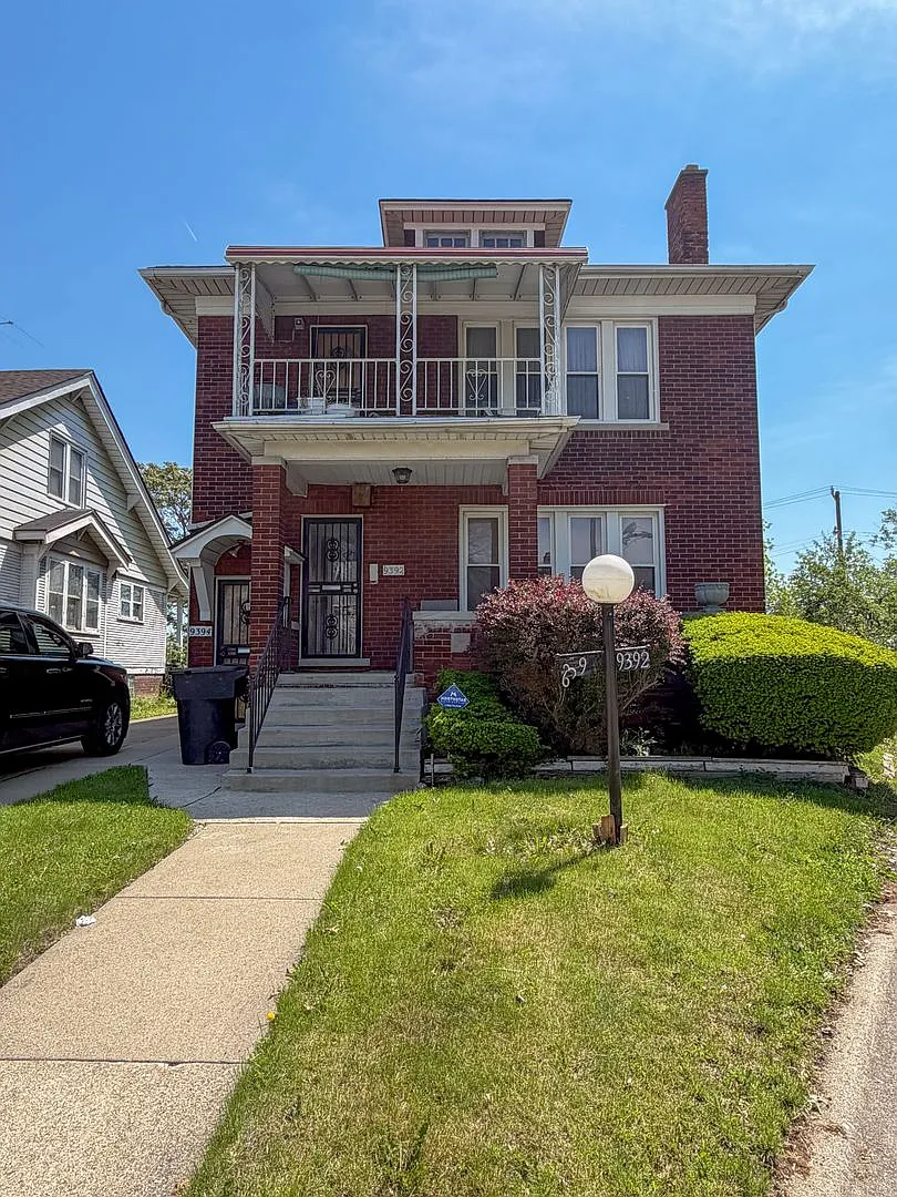 Beautiful Brick lower duplex unit — Photo 1