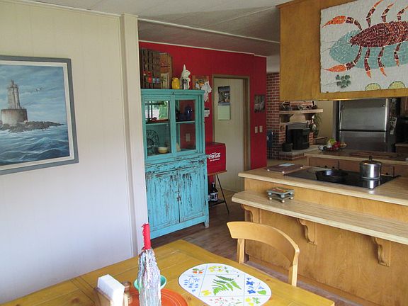 Dining area off kitchen