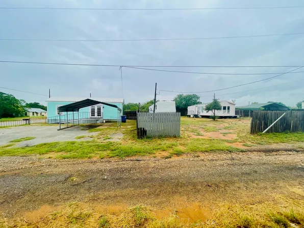 108 W Hugo St, Dilley, TX 78017