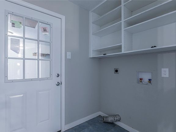 4th image of 143 Hilltop Dr