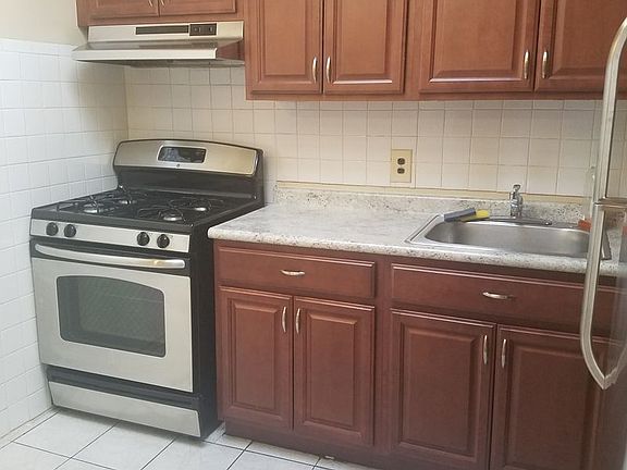 3rd image of 1323 Putnam Ave #2