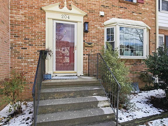 2nd image of 204 Huntington Ln