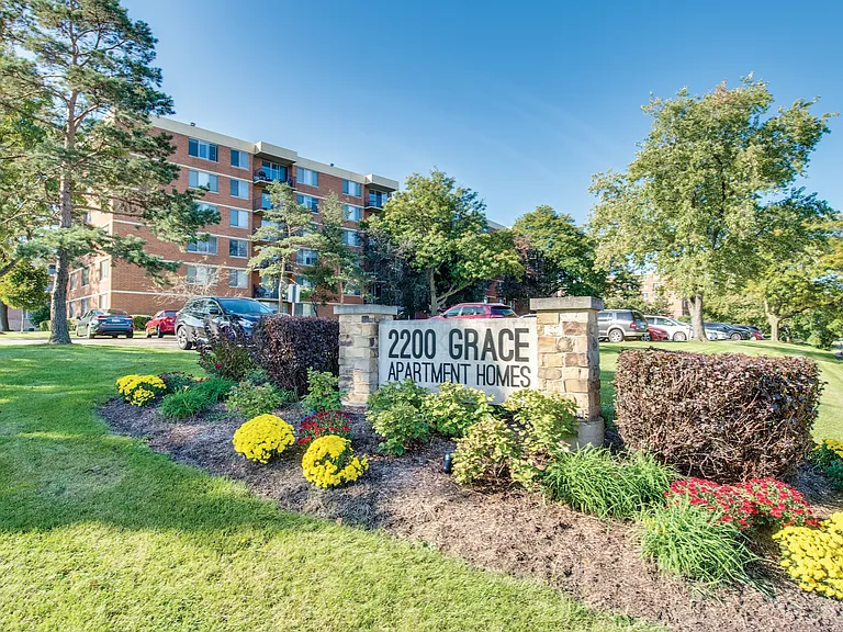 2200 Grace — Photo 10