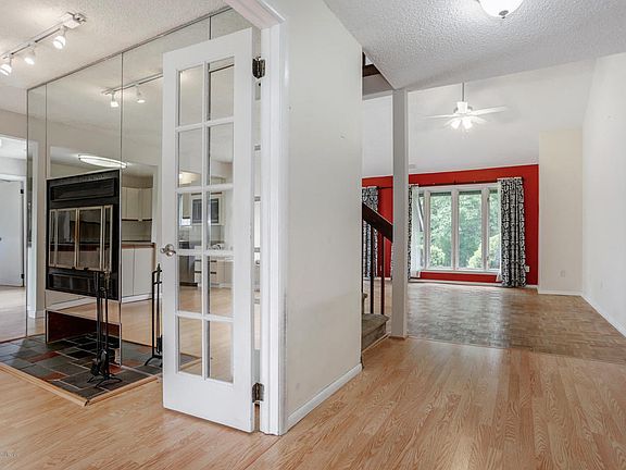 3rd image of 704 Princess Ct