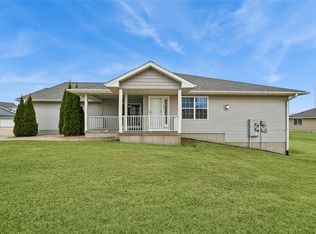 953 Acacia Dr NE, Cedar Rapids, IA 52402