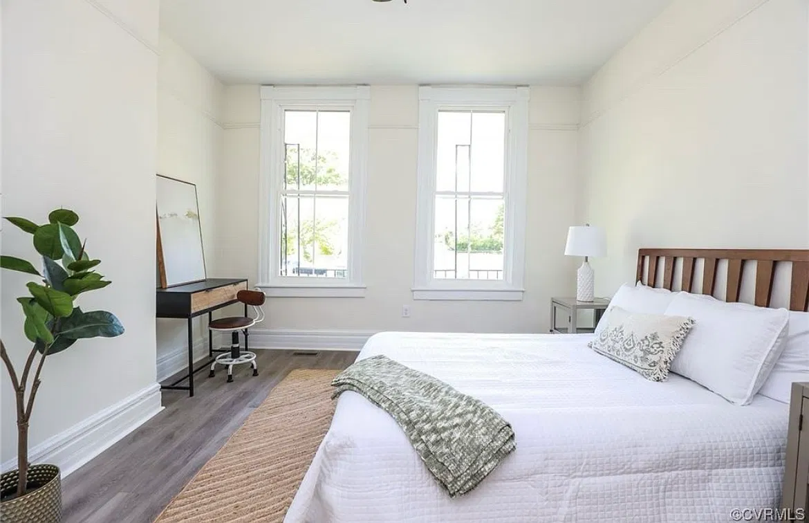 727 E Gladstone Ave — Photo 2