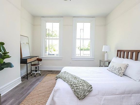 2nd image of 727 E Gladstone Ave #1