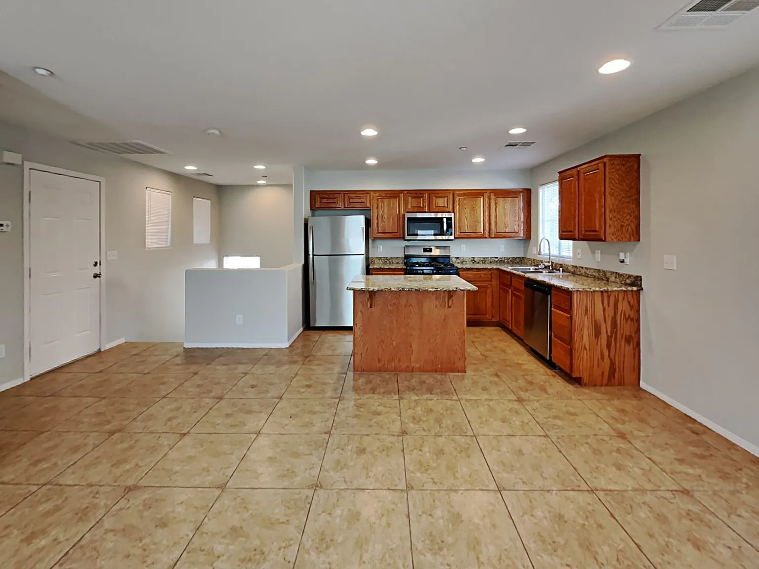 3 bed, 3.0 bath, 1404 sqft, $2,015 — Photo 3