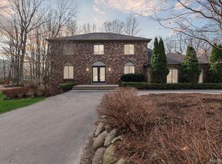 2450 Trinity Ln, Milford, MI 48381