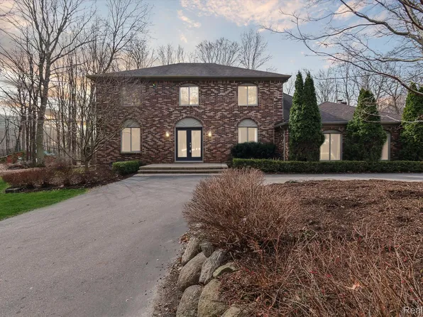 2450 Trinity Ln, Milford, MI 48381
